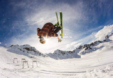 YY易游体育官网-内维尔力挺斯洛特，夺冠仅四月，帅位讨论为时过早